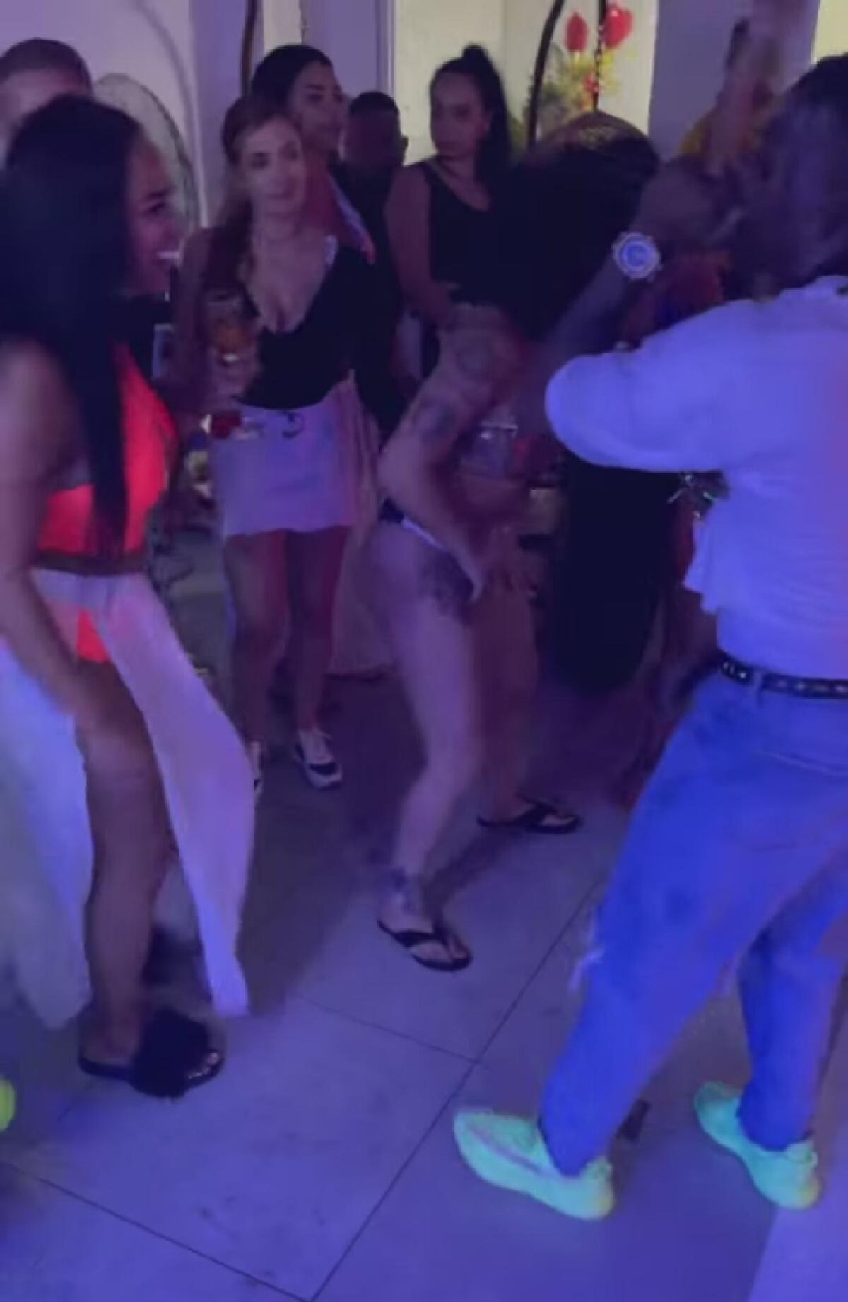 Burbuja familiar grande. Fiesta de Mussetta: sin mascarilla, sin distanciamiento y con concierto