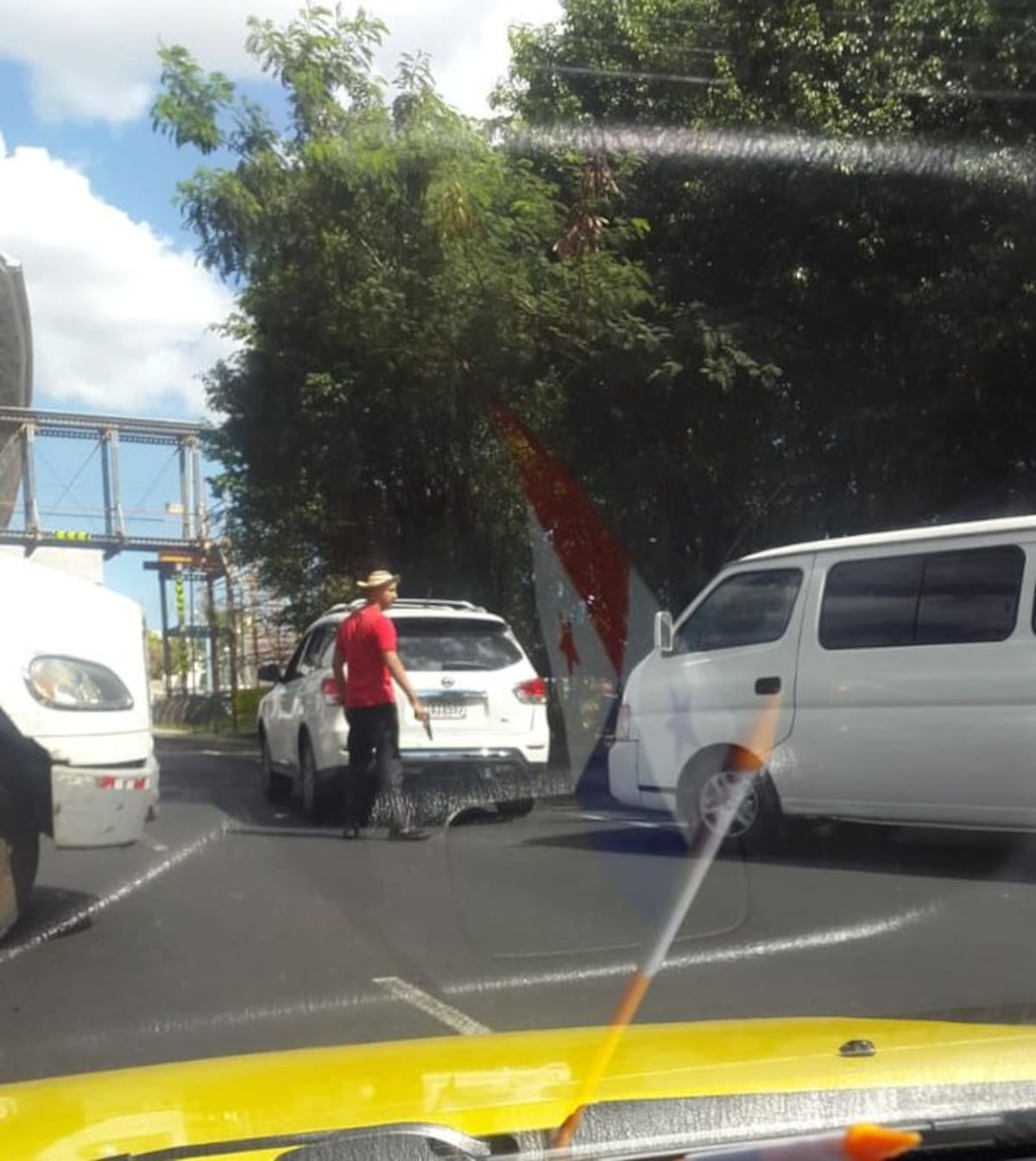 Emberracado. Conductor particular le saca pistola a busito pirata en Los Pueblos