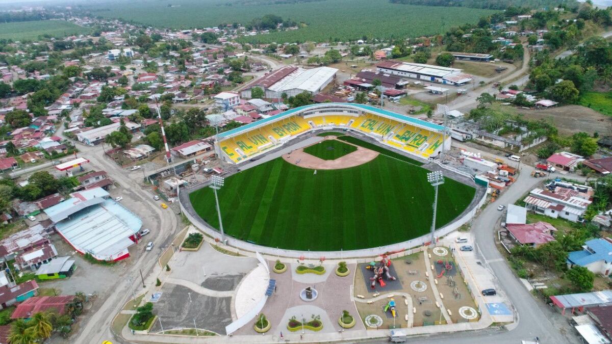 Estadio Calvin Byron muestra su peor cara. Inundación y filtración a 4 meses de su inauguración. Video