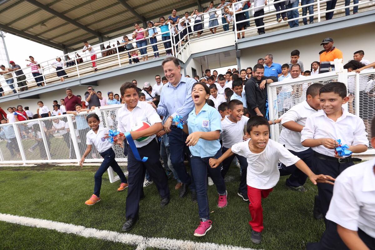 Varela inaugura complejo deportivo de 2.1 millones en Atalaya