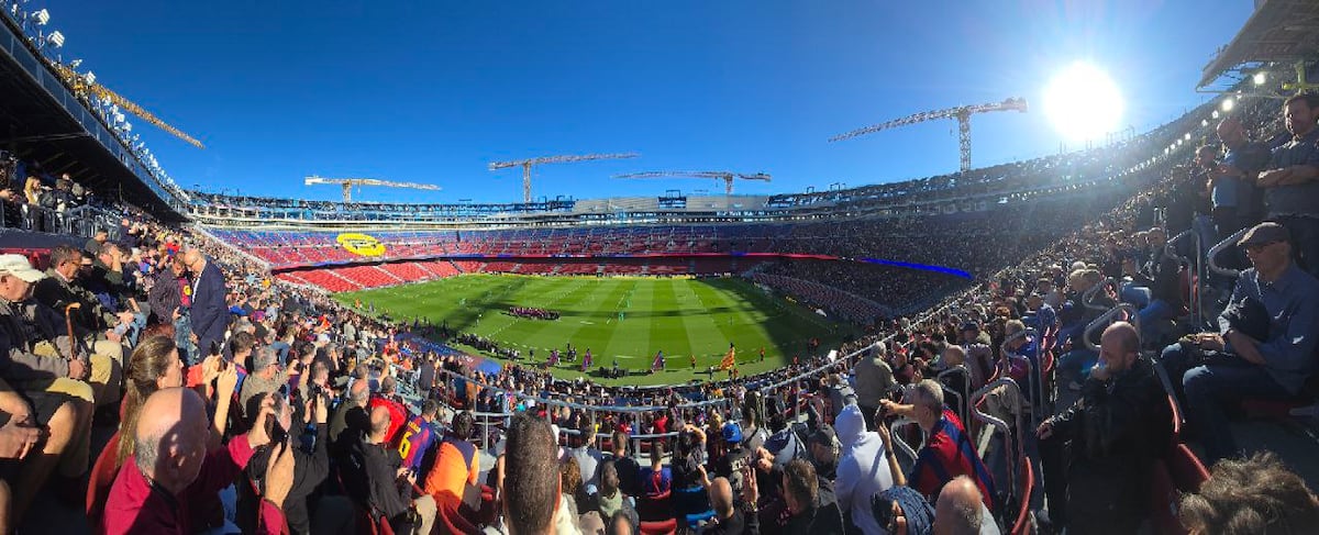 Obras, grúas y cánticos: así fue la apertura parcial del nuevo Camp Nou, con el estadio todavía en construcción