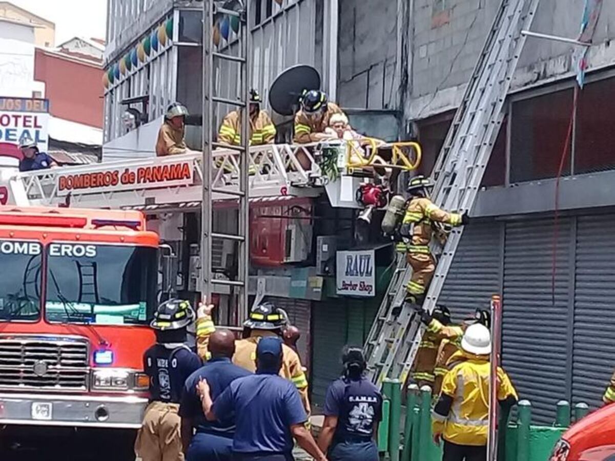¡Saltaban por las ventanas! Rescatan abuelita. Fuego en Santa Ana provoca pánico
