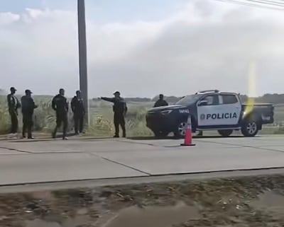 Mujer resulta herida tras ráfagas desde auto en movimiento