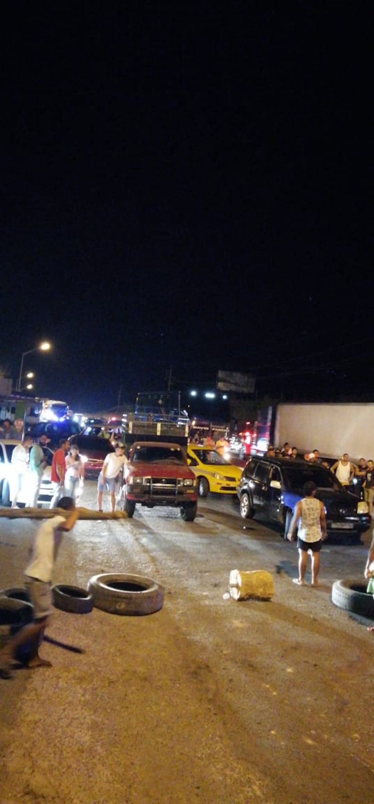 Moradores de San Carlos cierran la Interamericana, buscan evitar que se propague el Coronavirus en el interior. Video