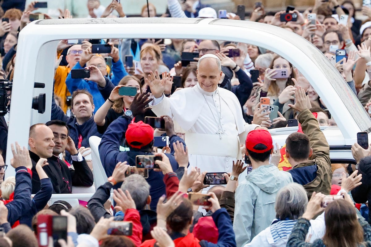 León XIV vuelve al papamóvil y recibe una ovación en el Vaticano