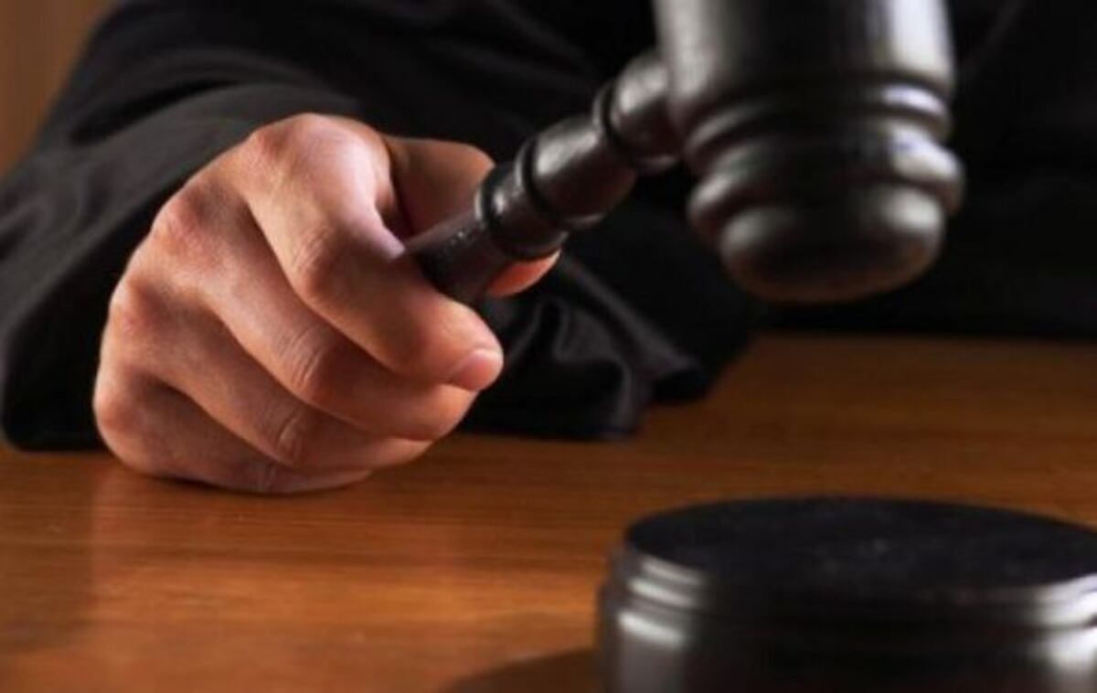 Detienen a hombre en Colón por golpear e insultar a su esposa e hija