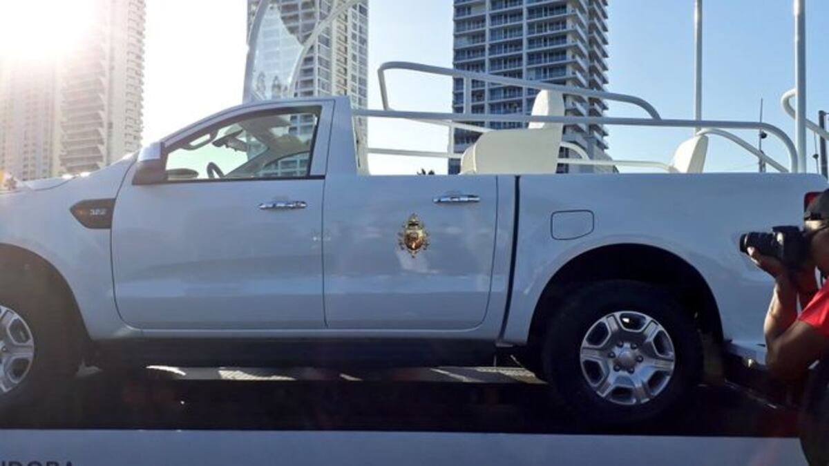 Ahora sí. Develan el papamóvil panameño. Chequee. Video