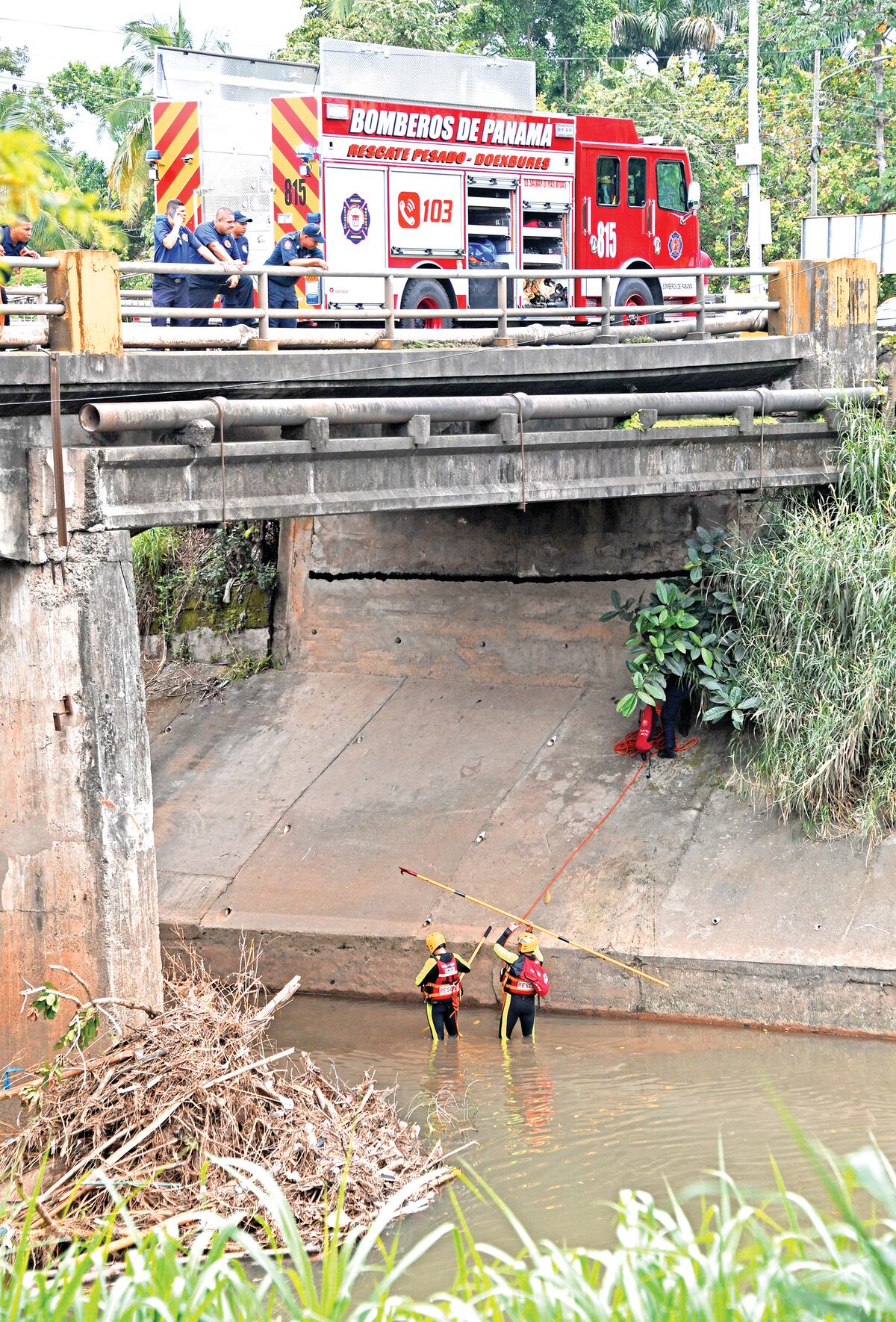Sin rastros del abuelito que soltó su bastón y se lanzó al río Juan Díaz
