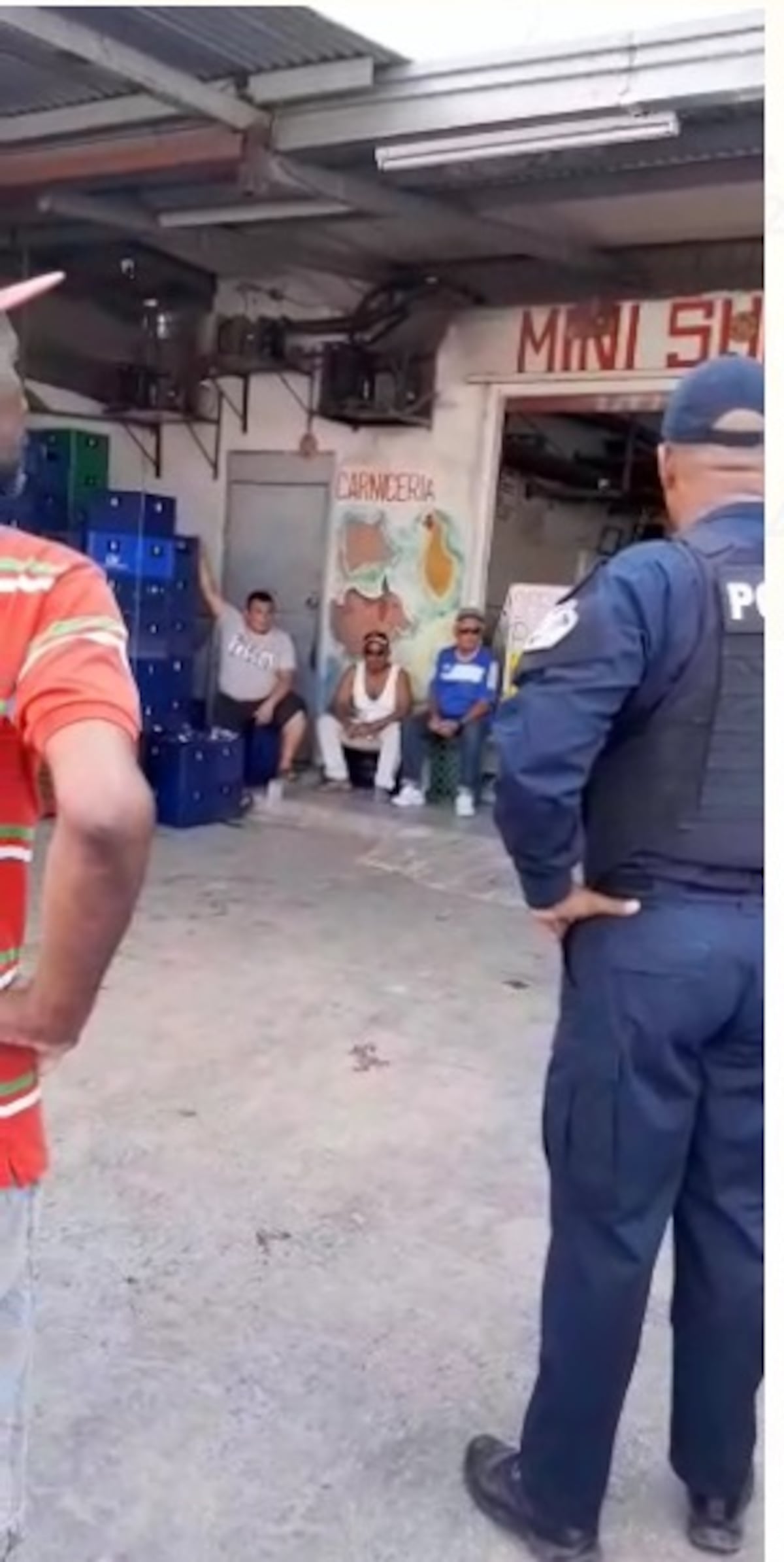 Policía se emberraca. Regaña a adultos libando licor en minisúper en medio de alerta de Coronavirus. Video viral