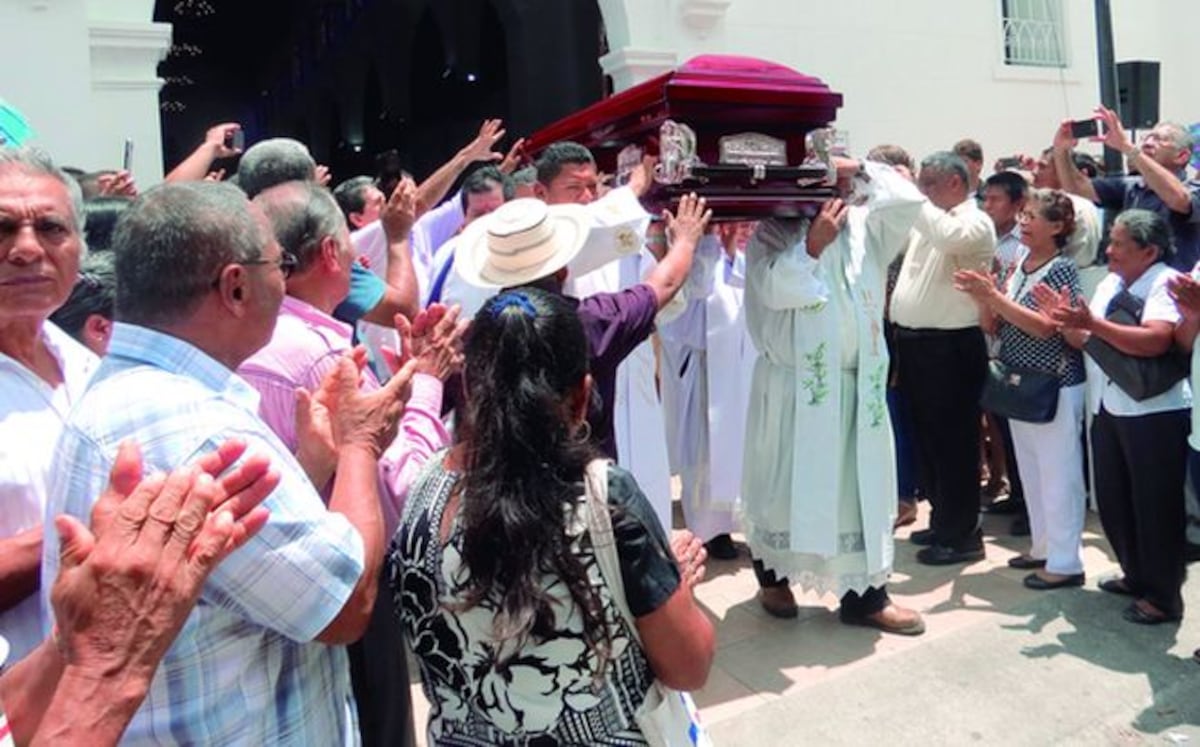 Con aplausos despiden al cura de los campesinos en Coclé 