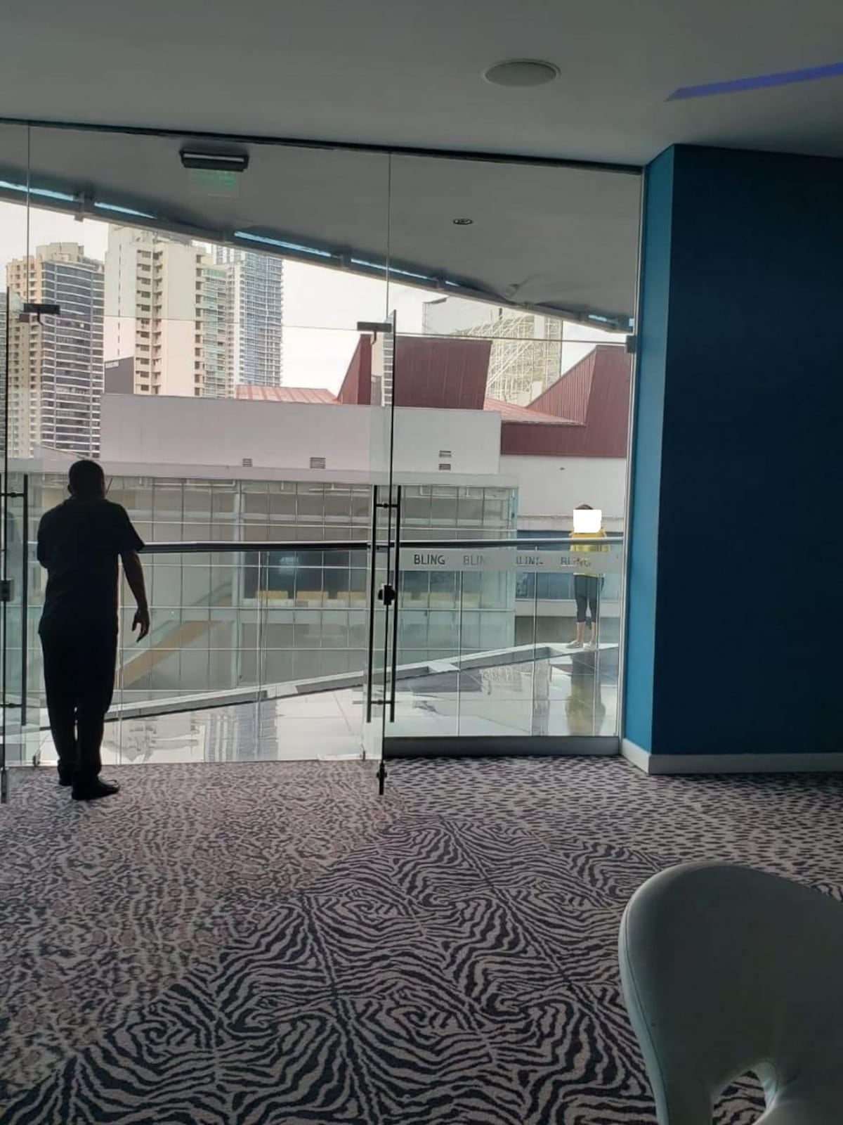 Una chica amenaza con lanzarse desde un edificio en Paitilla. Video