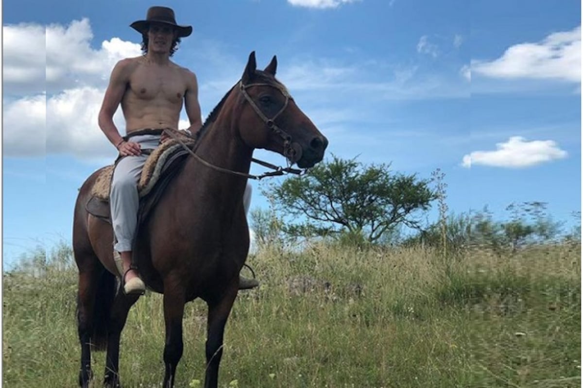 Luego de publicar una foto cabalgando le llueven los memes a Edinson Cavani