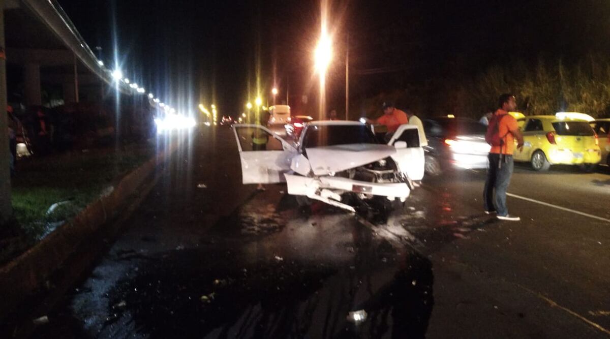 Dos heridos deja colisión y vuelco en la avenida Domingo Díaz