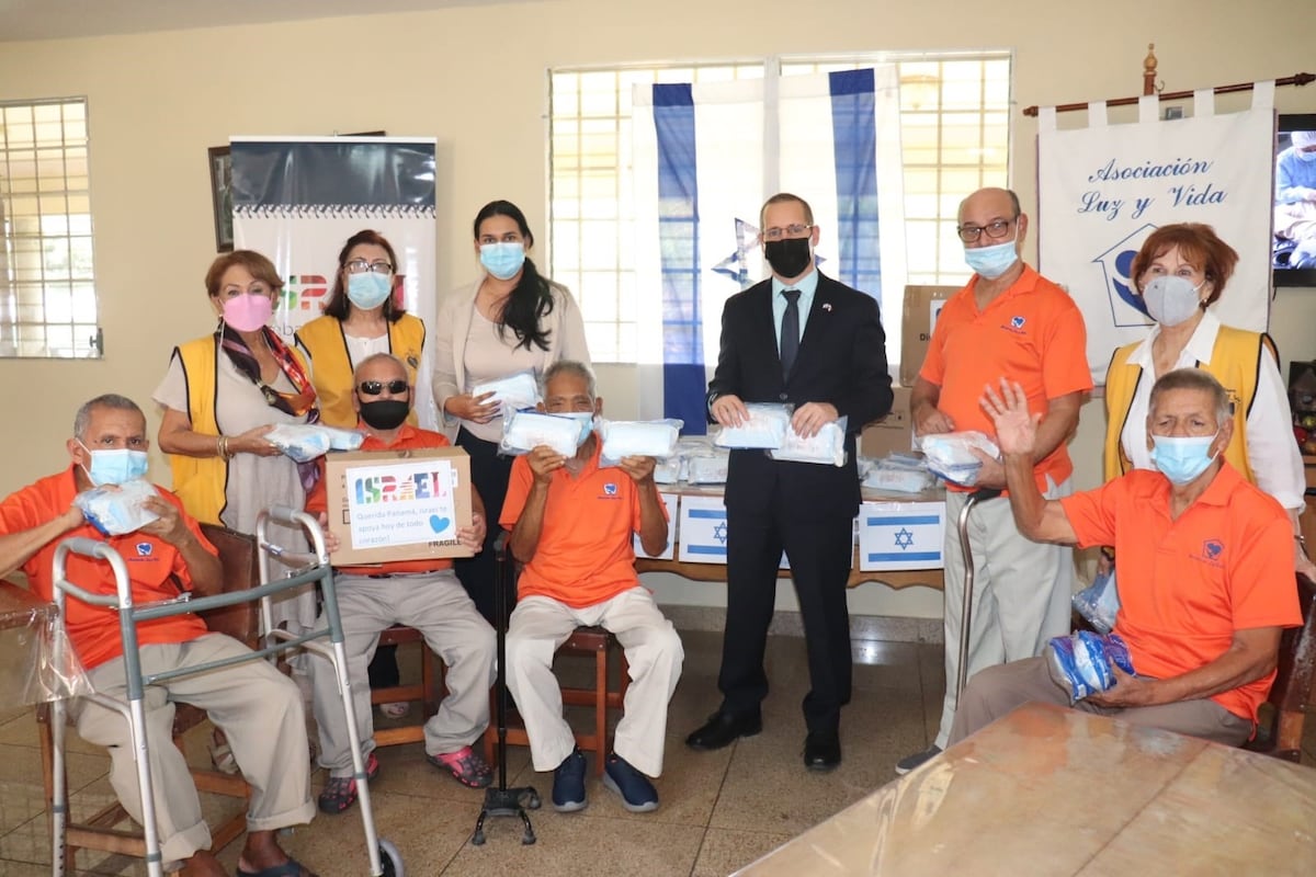 Embajada de Israel en Panamá dona mascarillas al Hogar Luz y Vida