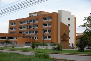 Muere sentado esperando atención en urgencias y familia estalla en indignación: ‘Allí murió mi hermano’