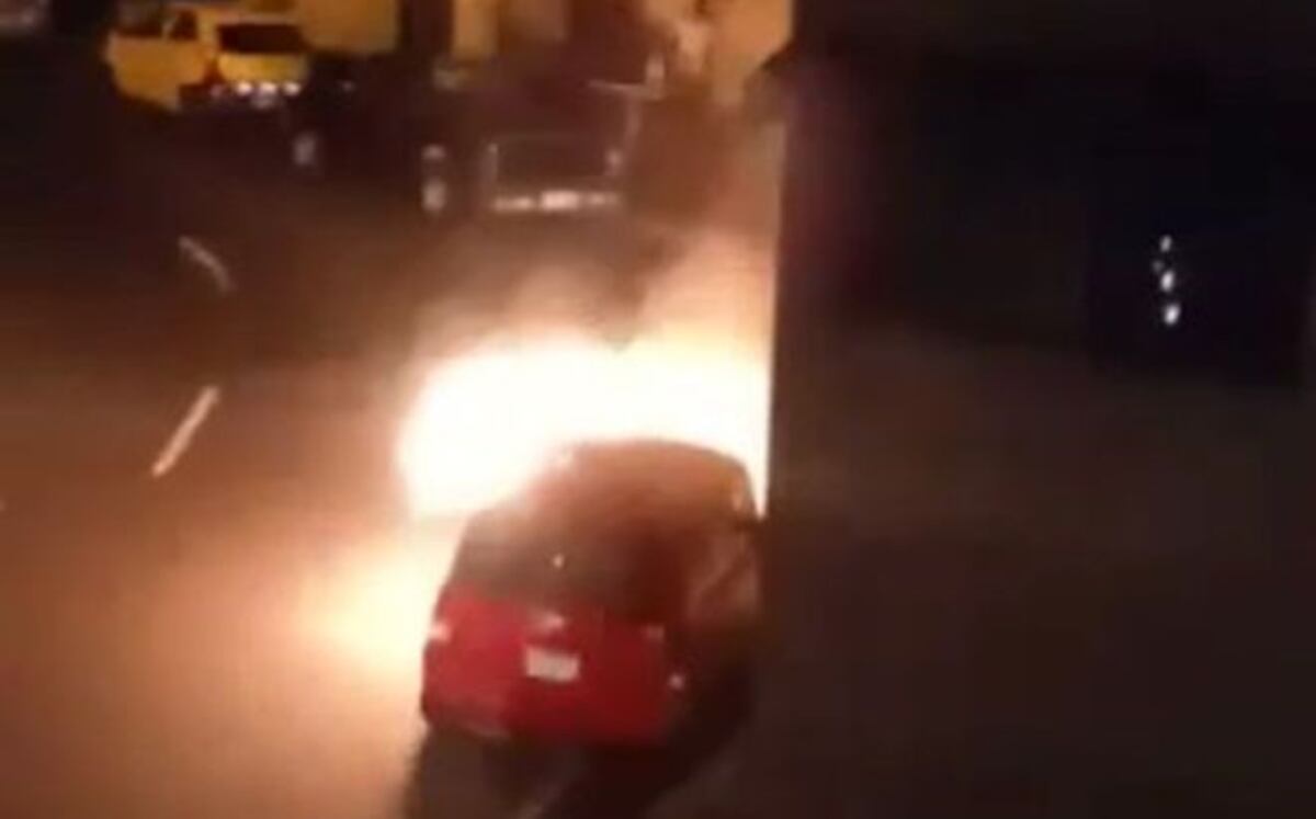 Auto quedó envuelto en llamas, de la nada, entre Calle P y  San Miguel
