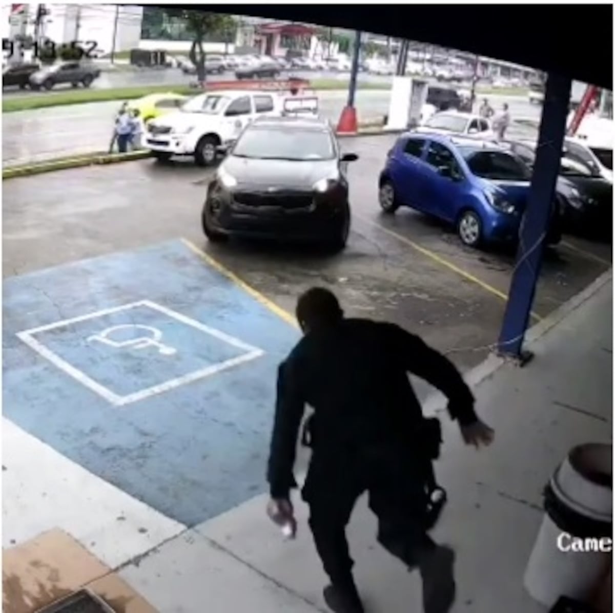 Ciudadanos y agente de seguridad atrapan a un sujeto que intentaba robarle a un adulto mayor. Todo quedó en video