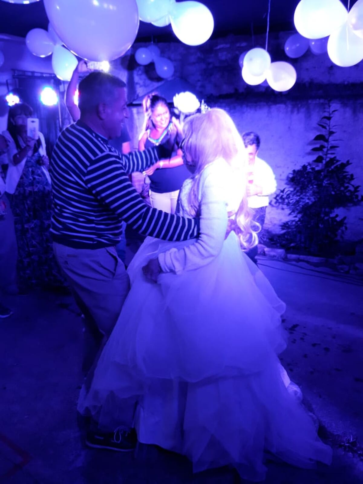 Cumple su deseo. Llegó a 90 años y para celebrarlos lo hizo como una quinceañera