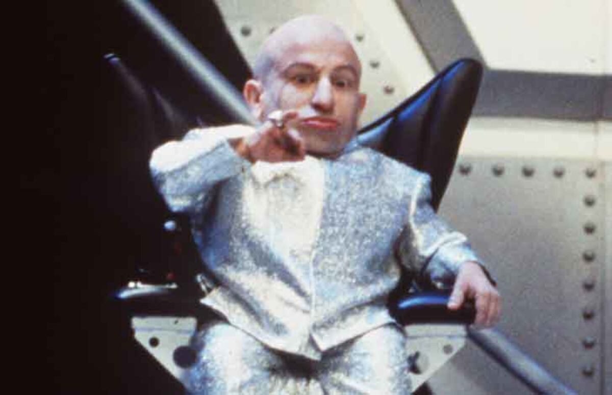 Confirman suicidio del actor de 'Mini-me' por intoxicación alcohólica