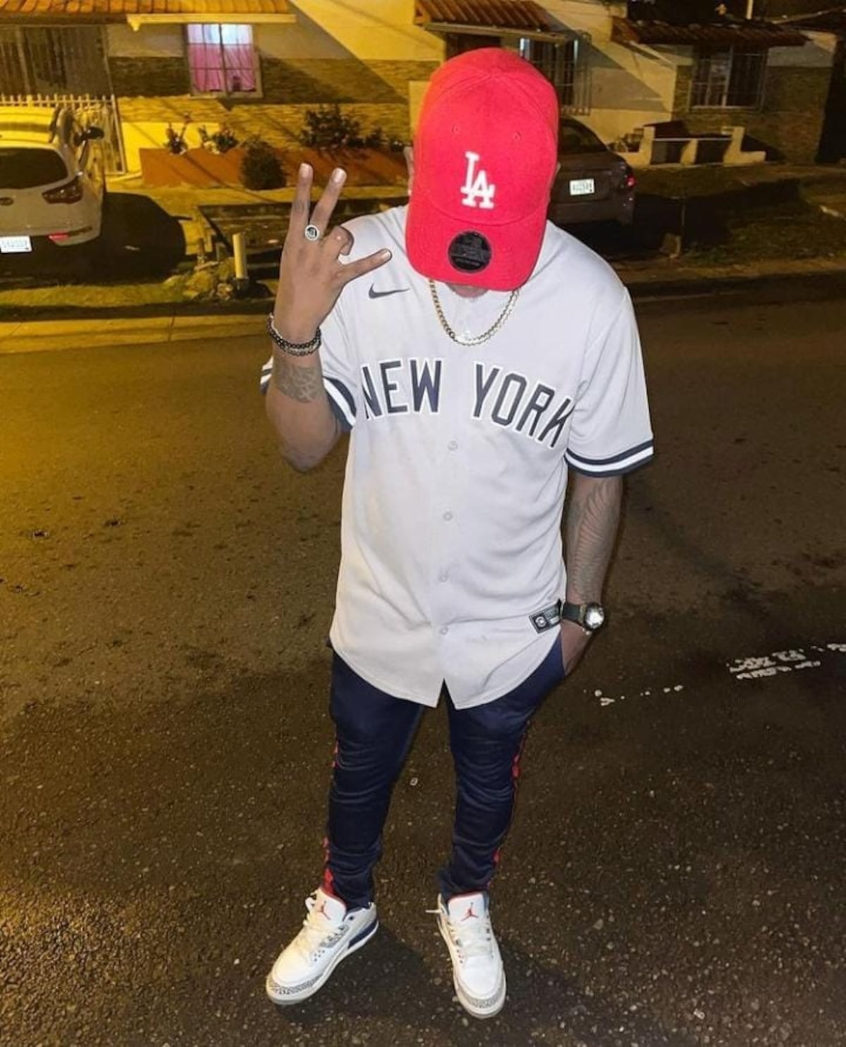 Yemil invita a comer comida chatarra a la recién operada Tatiana. Prometió embarazarla