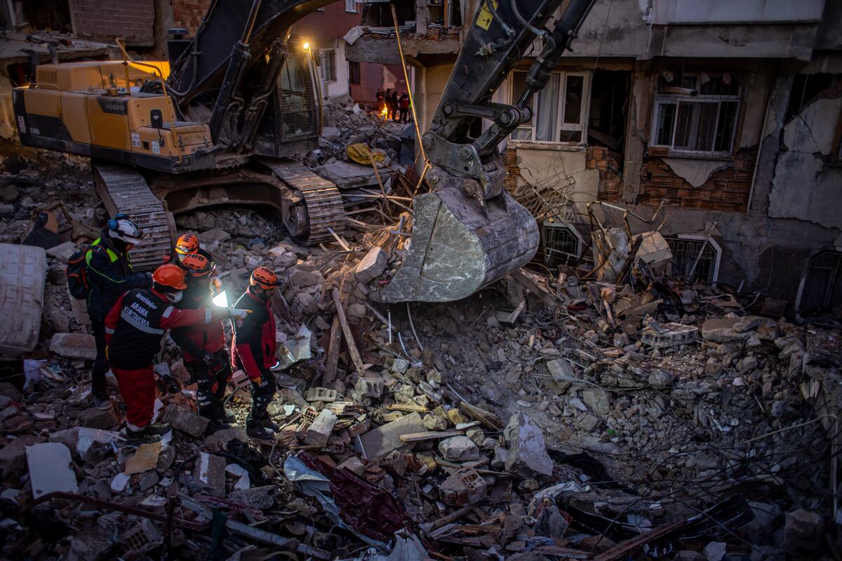 Recuperan el cuerpo del futbolista Christian Atsu bajo los escombros de su casa