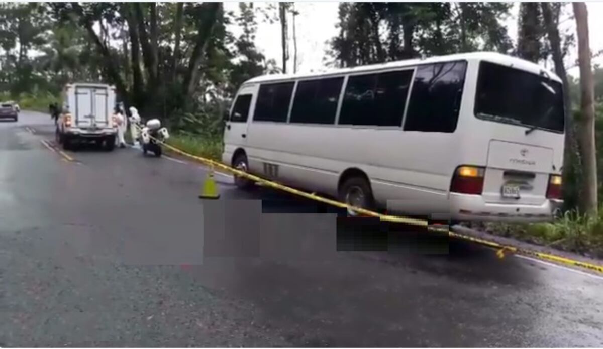 Dos jóvenes mueren al estrellar su bicicleta contra un bus loma abajo