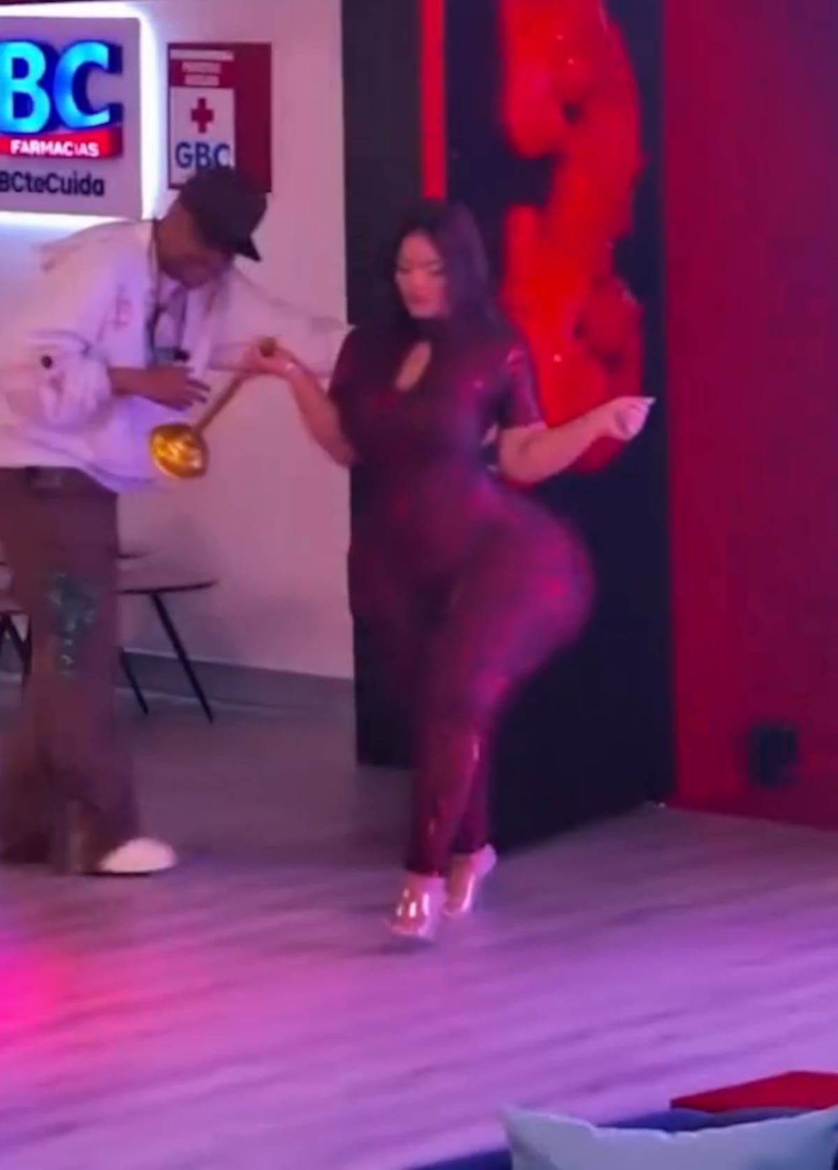 Gracie Bon entra encendida al primer día de ‘Casa de Alofoke 2′