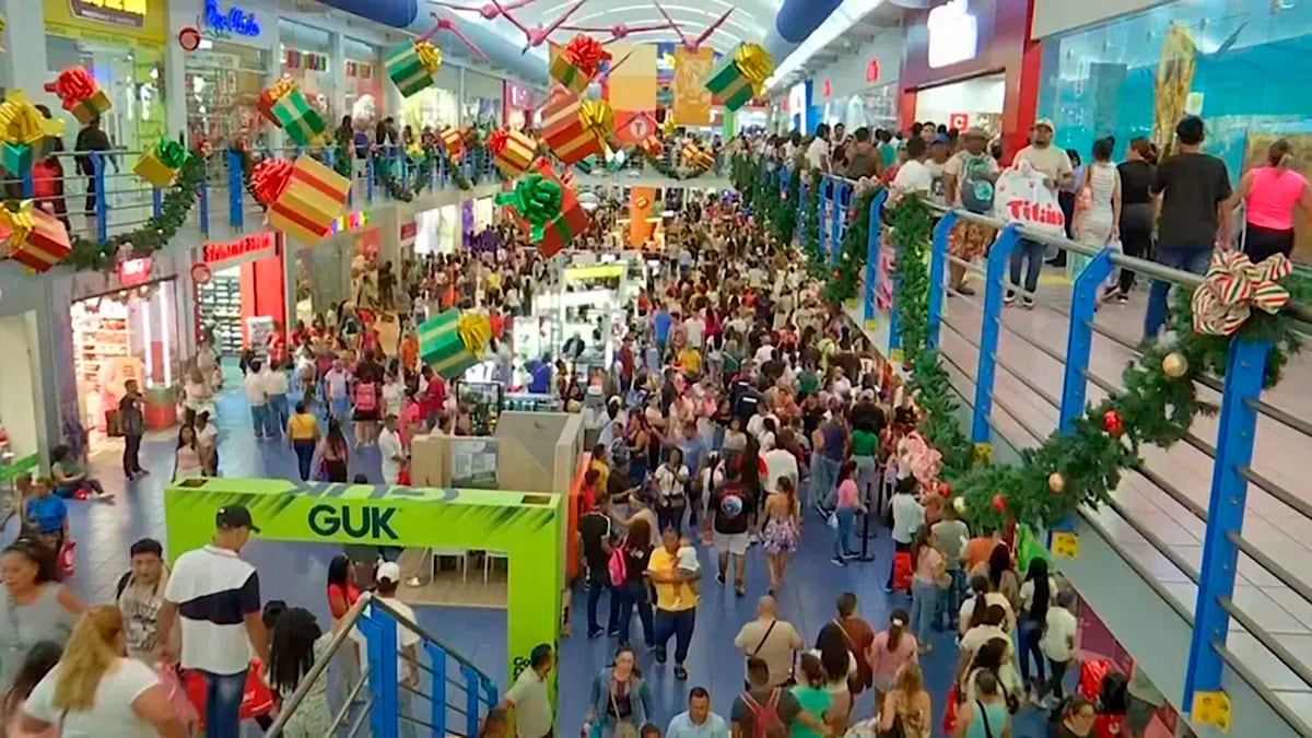 Centros comerciales rebosan con turistas, aguinaldos y compras de último minuto