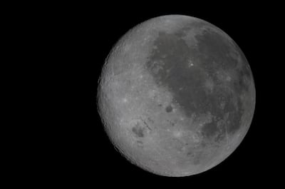 Los astronautas de Artemis II preparan su salida de la órbita de la Luna