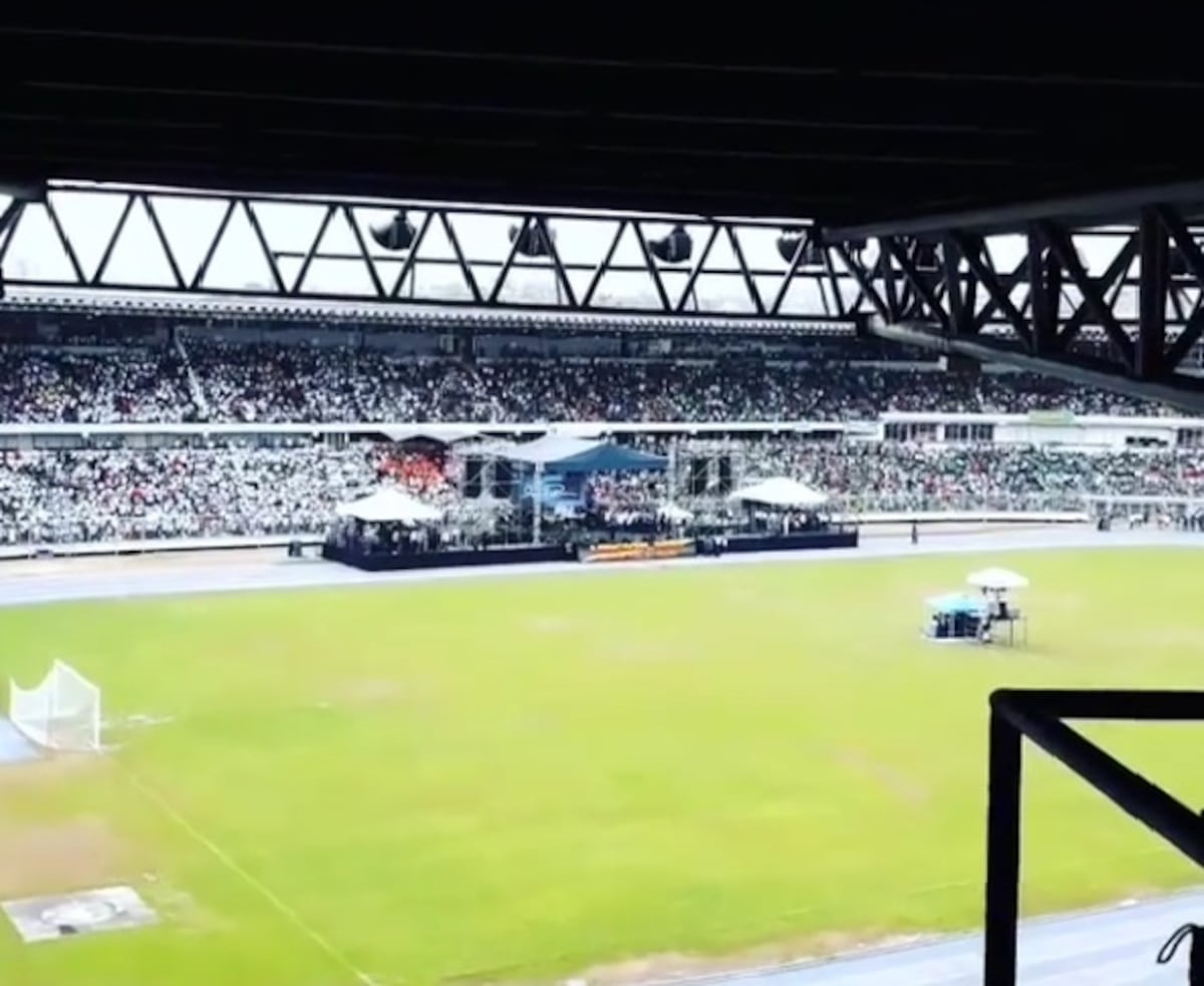 Lo que hace la política.Candidatos en Culto de Unción con pastor Álvarez