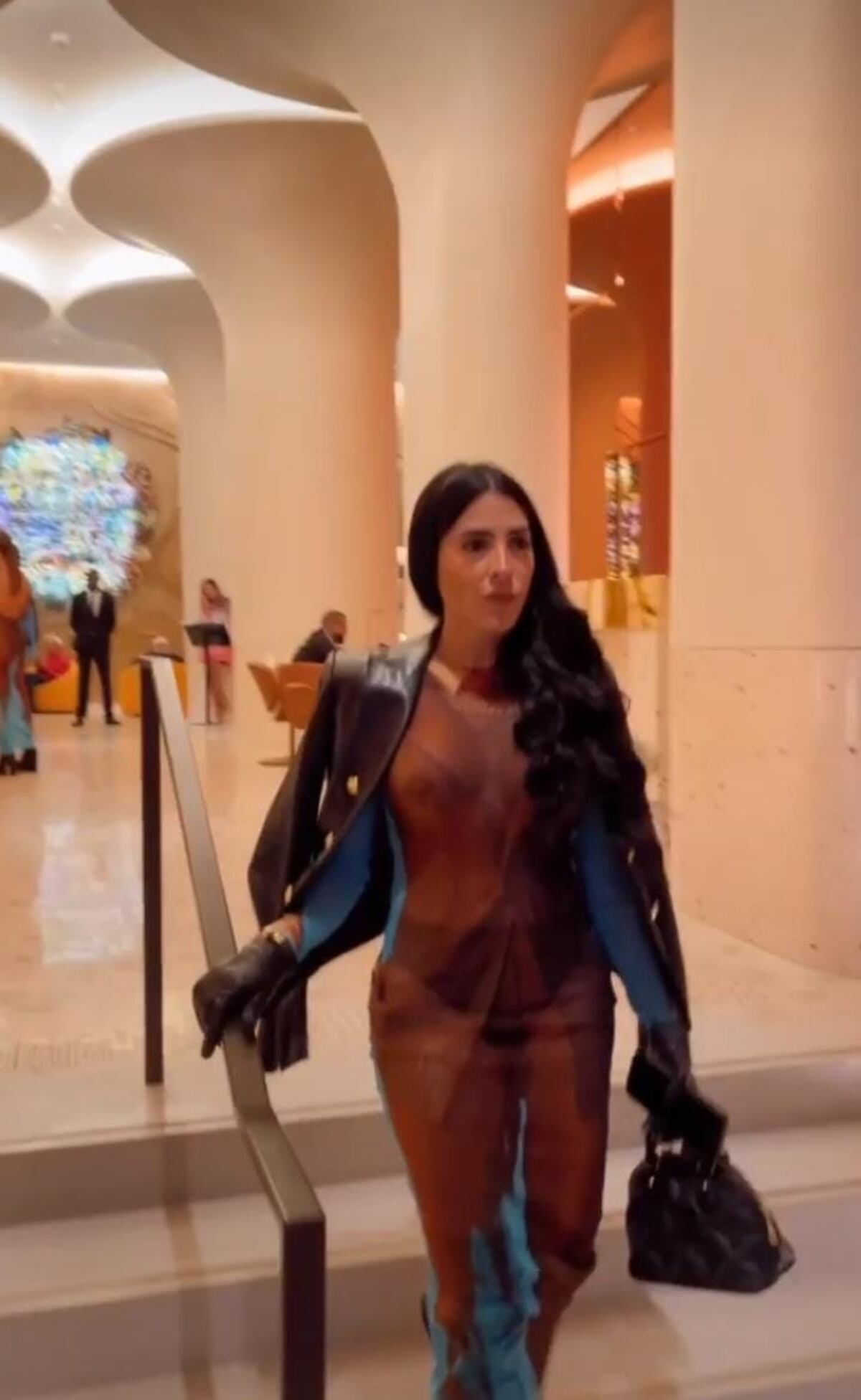 Paren todo. Jacky Guzmán modela vestido que simula no tener brasier de famoso diseñador francés +Fotos