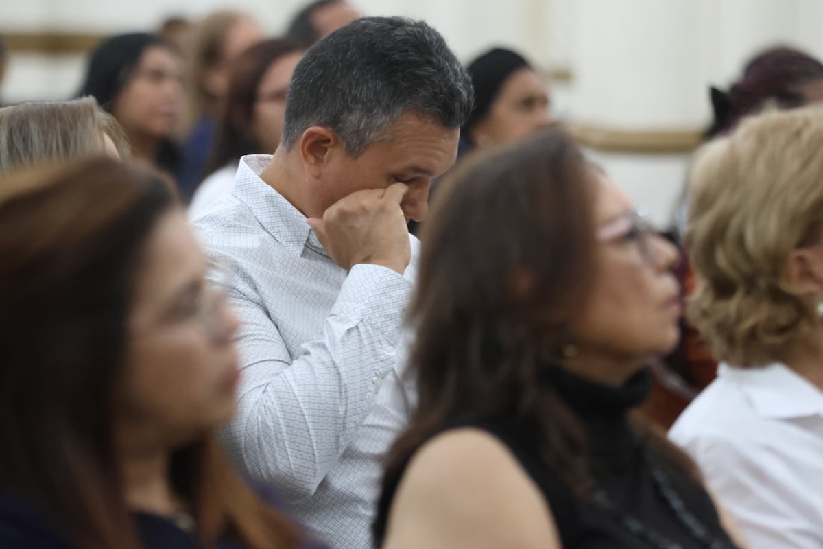 ‘Sufrimos con esperanza’: el sacerdote que los unió en matrimonio volvió a estar junto a Kayra Harding en uno de sus momentos más dolorosos
