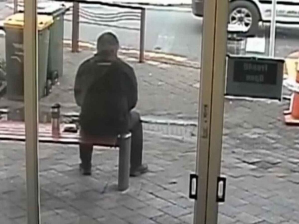 Sujeto escapa de milagro tras terrible accidente de autobús. Video