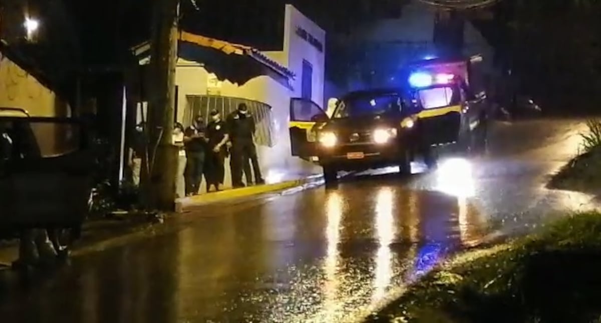 Tortura. Le amarran la cabeza con bolsa plástica , lo amarran de pies y manos y lo asesinan en Río Abajo. Video