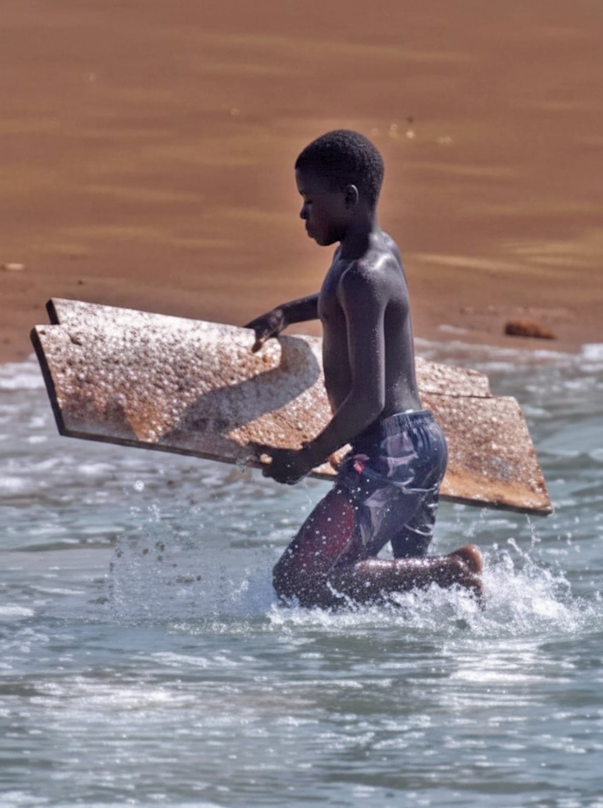 Regan, el niño surfista que desafía las olas con solo un tronco en Liberia