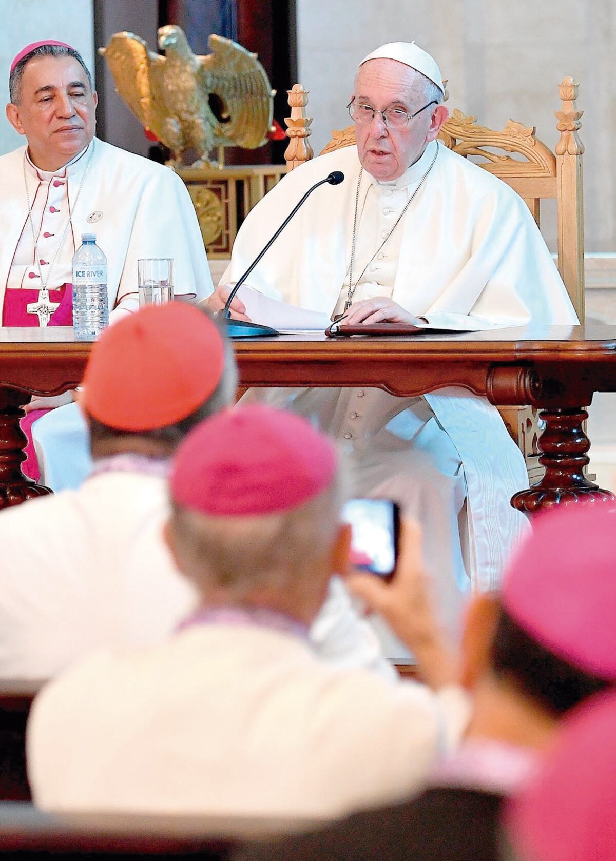 Hospitalizan al Papa Francisco por problemas respiratorios
