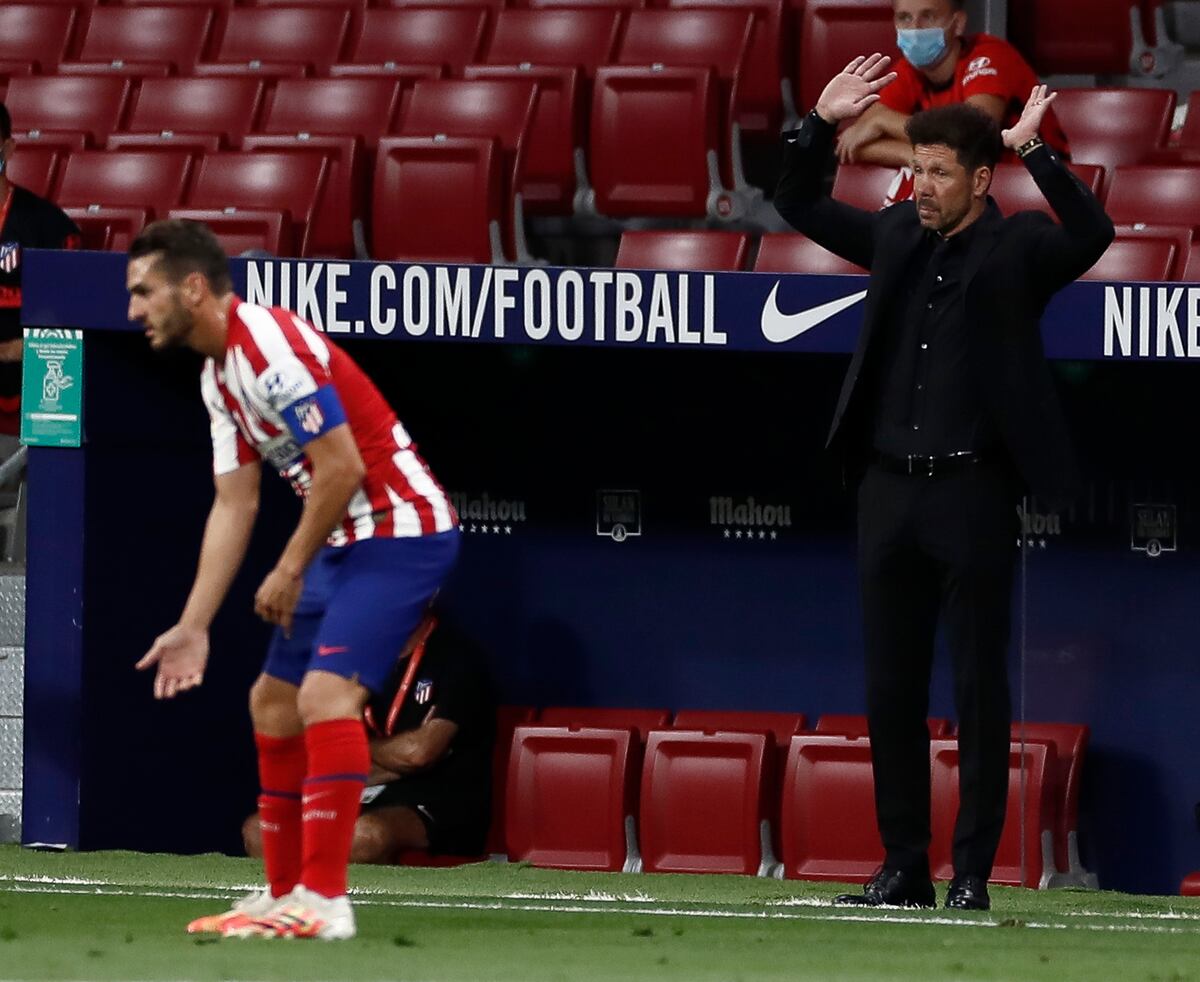 Simeone propondrá un bloque fuerte y defensivo para medirse al Barcelona