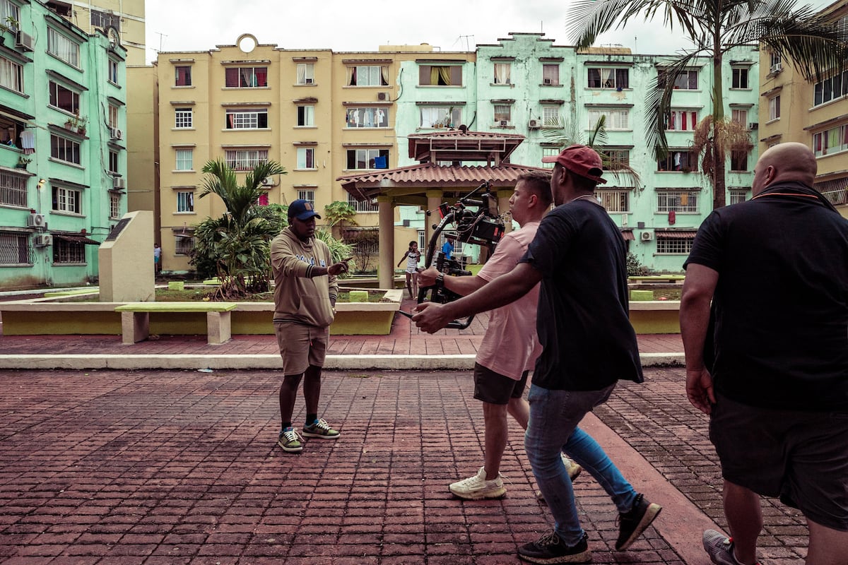 Anda caro. Yemil en video de 50 mil dólares,  diamantes y bellas modelos 