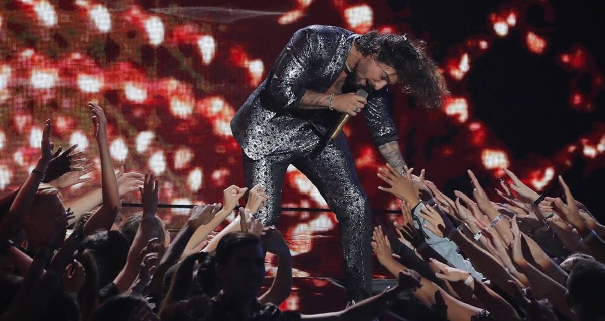 Maluma desata la controversia en los MTV VMAs por este beso