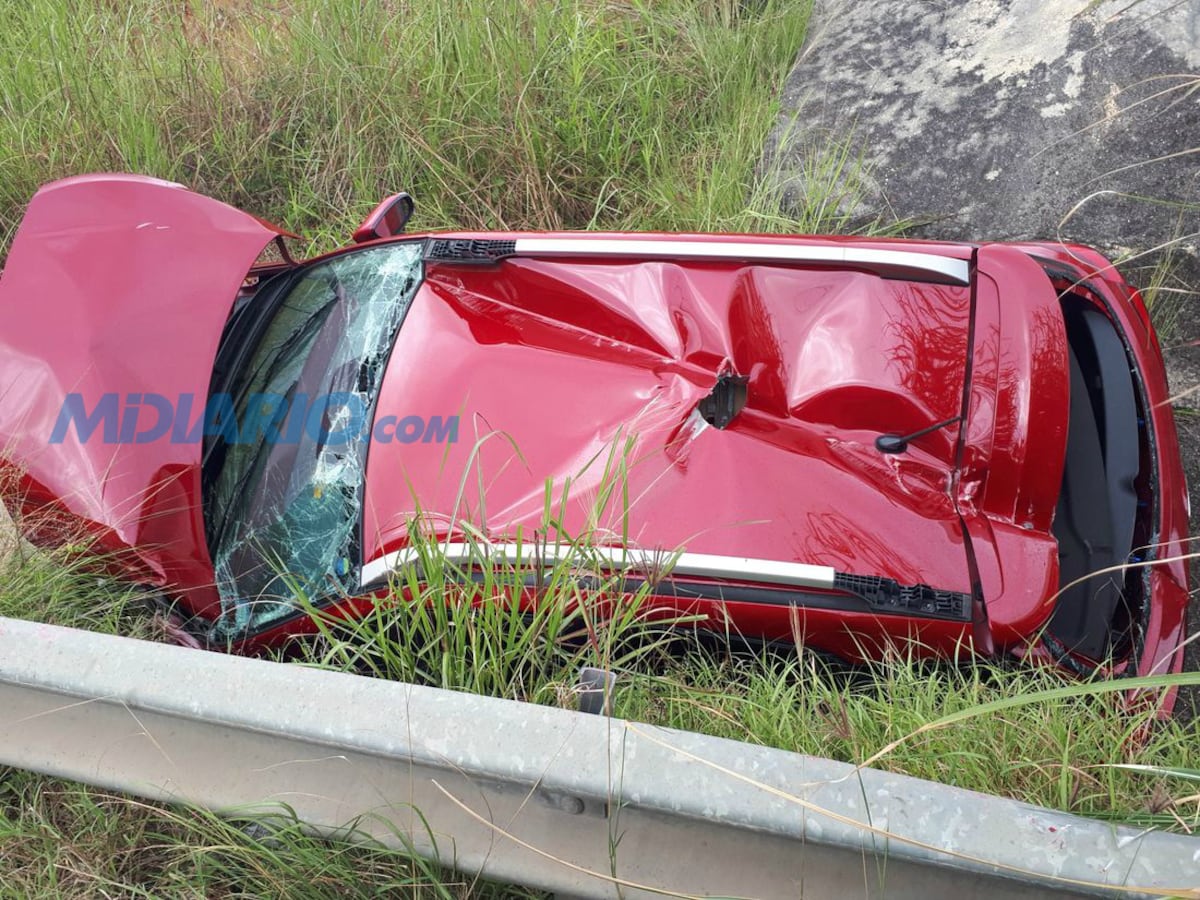 Carro cae del puente hacia el Hospital Nicolás Solano en La Chorrera