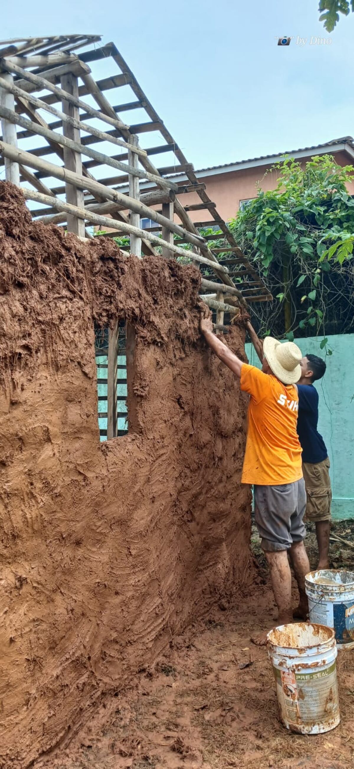 Estudiantes levantan casa de quincha en La Chorrera para rescatar una tradición panameña