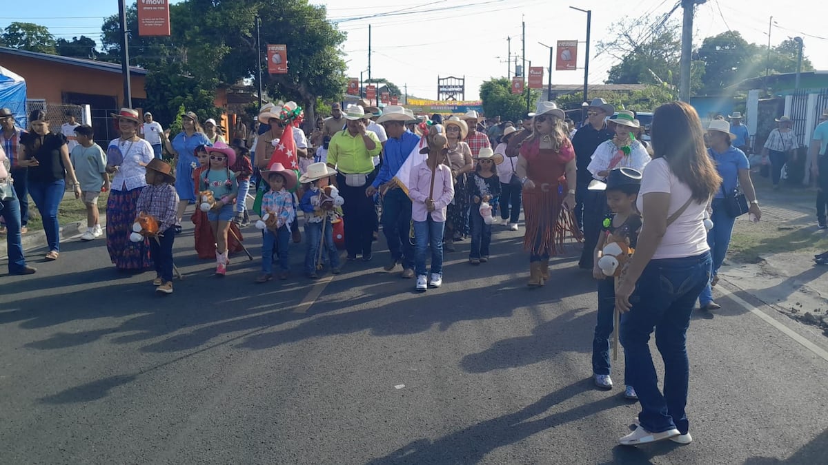 Tierna cabalgata de caballitos de palo llenó de alegría las calles de David