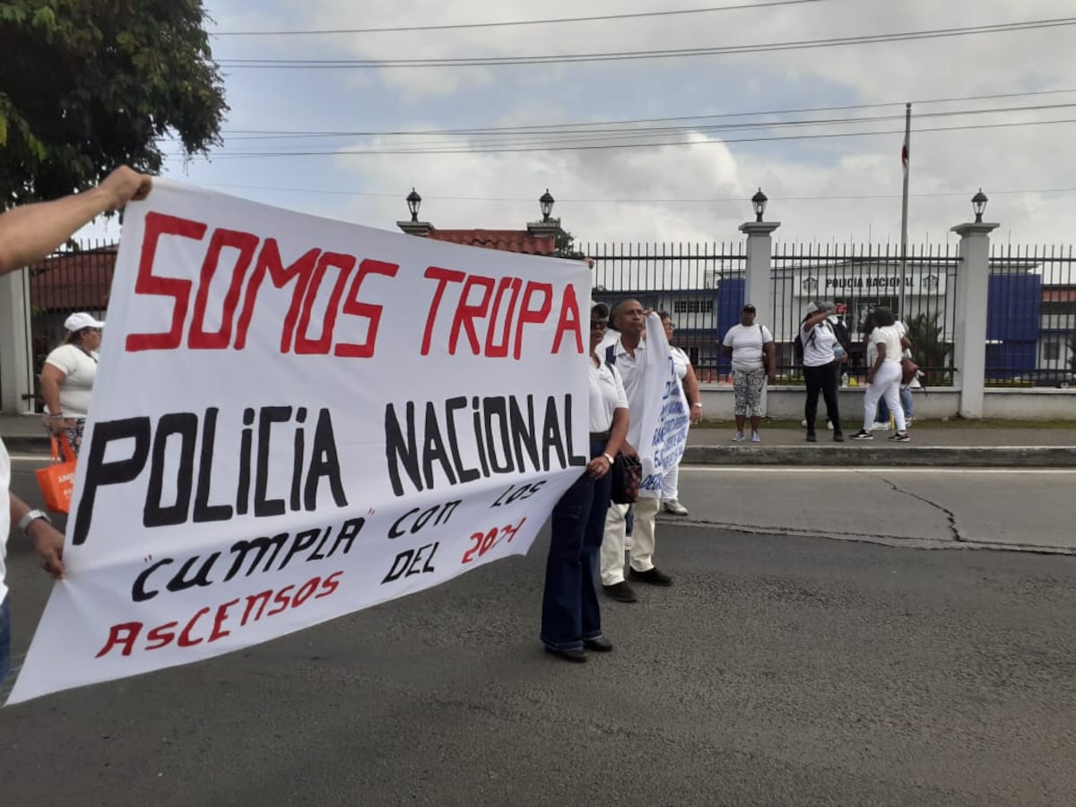 ‘Cumplimos con la Ley 899′: Policías con 30 años de servicio protestan y reclaman ascenso al rango de capitán