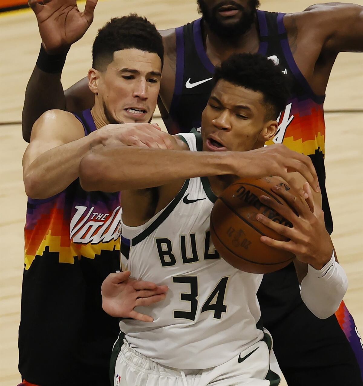Los Suns tienen que frenar a Antetokounmpo si quieren seguir soñando con el título de la NBA