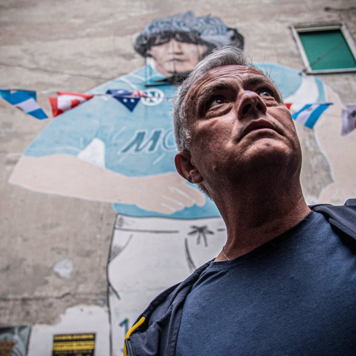 Mourinho visita el santuario a Maradona y le lleva flores