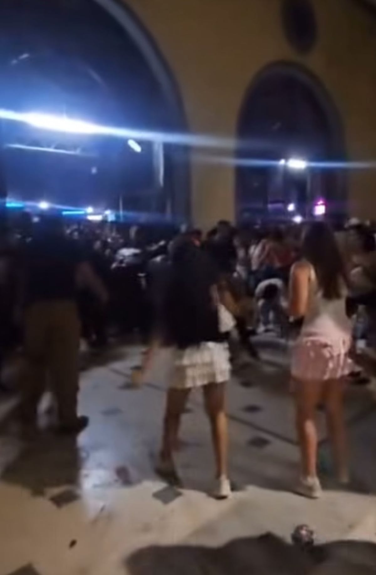 Caos en el Figali: fanáticos intentan entrar a la fuerza al concierto de Omar Courtz