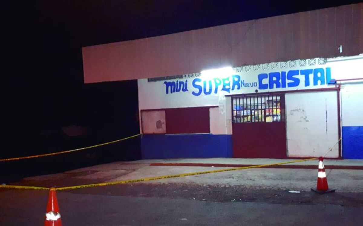 LE DISPARAN. Mientras custodiaba el Minisúper en Loma Cová 