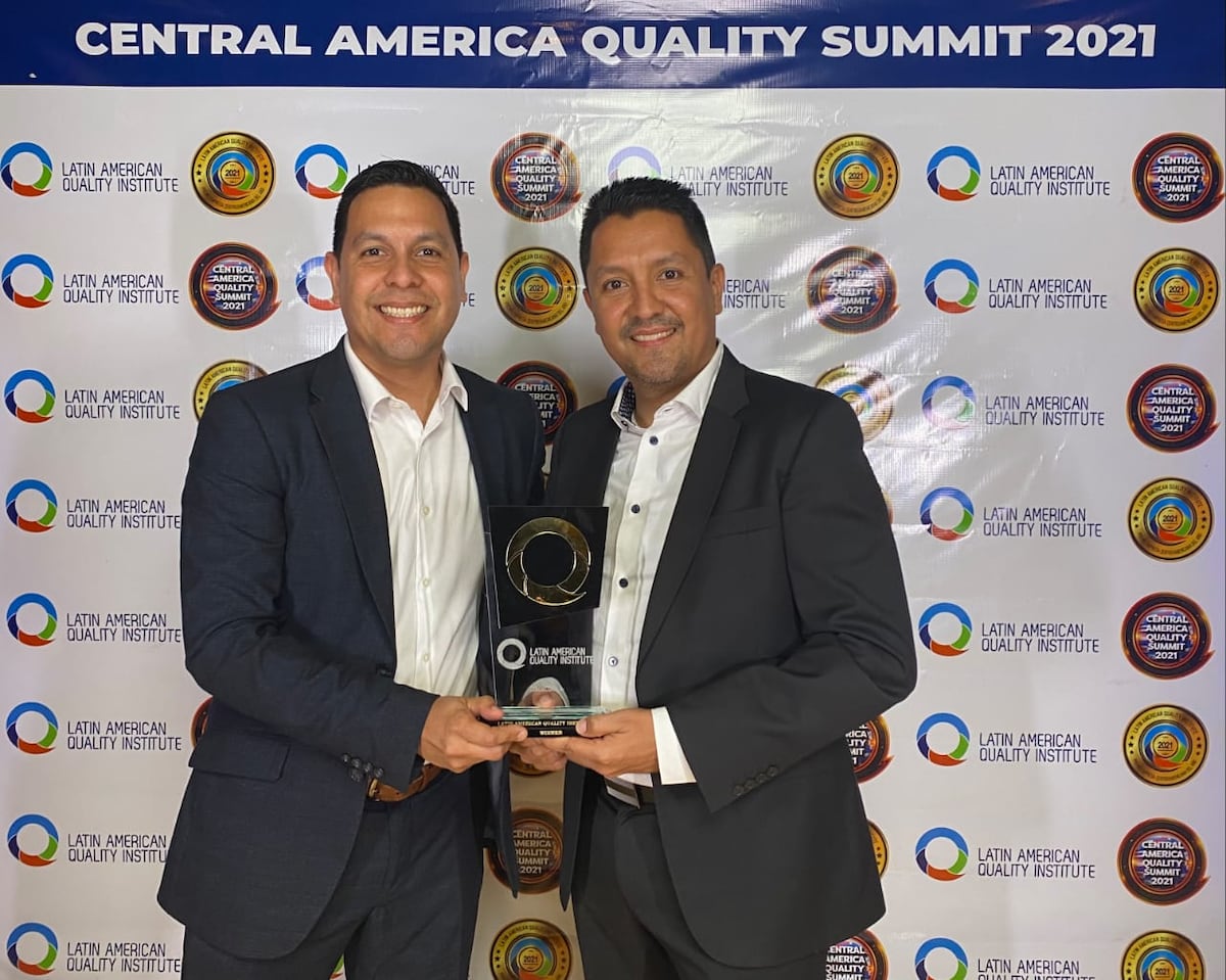 Hermanos reciben reconocimiento como empresa centroamericana del año