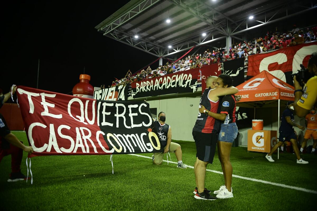 ‘¿Te quieres casar conmigo?’. Momentos tensos. El novio, en el terreno de juego, esperó respuesta desde las gradas