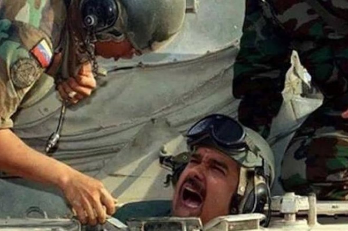 Nicolás Maduro se desmayó en un tanque militar y casi no lo pueden sacar por...